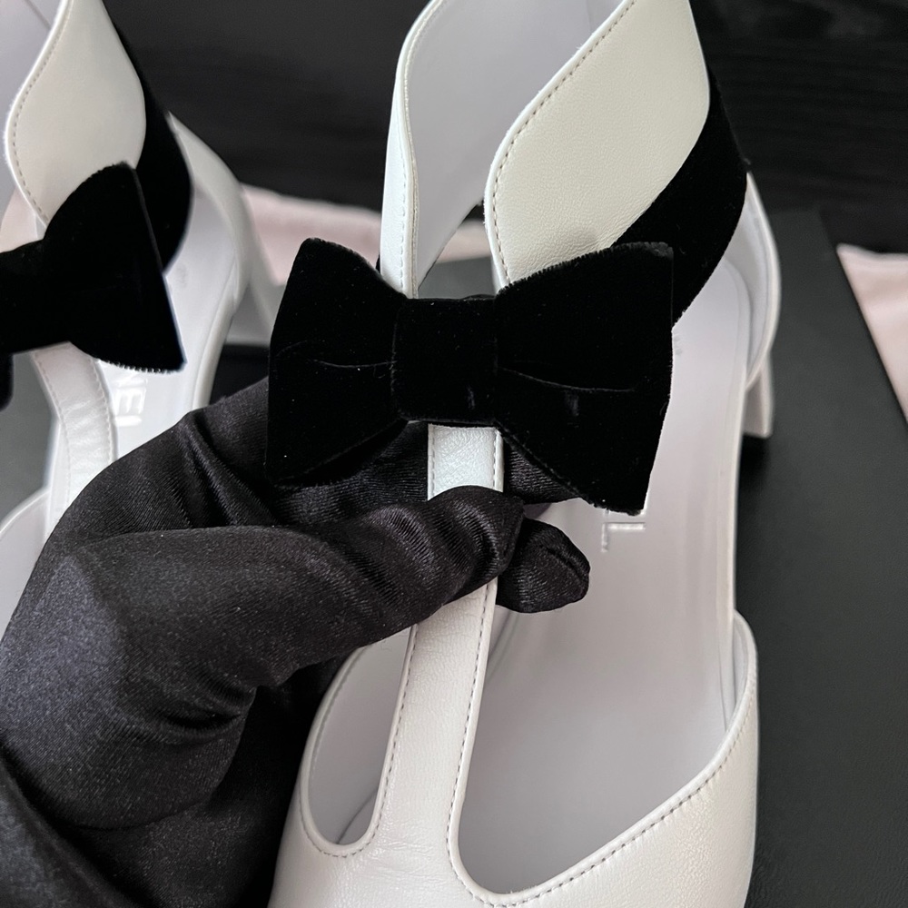 Auth Chanel White/ Black Leather Velvet Bow Pumps -Size.37.5  (PreLoved) - Picture 6 of 15